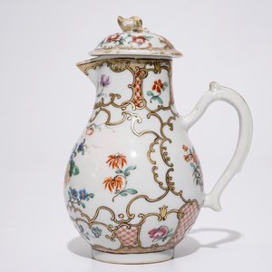 A pair of Chinese export cups and saucers and a milk jug and cover, Qianlong — 照片 5