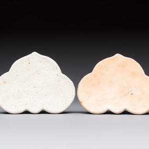 A pair of Chinese export famille rose lotus-form chambersticks on ruyi-shaped bases, Qianlong — photo 7