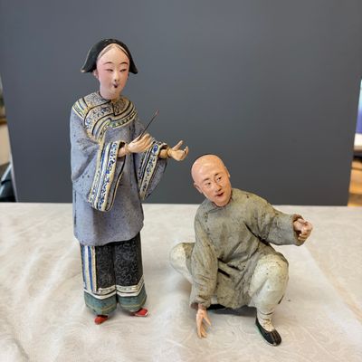 A pair of Chinese export painted unfired clay figures — foto 1