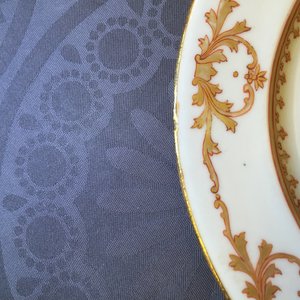 A pair of Chinese export porcelain grisaille and gilt plates, Qianlong, 18th C. — photo 3