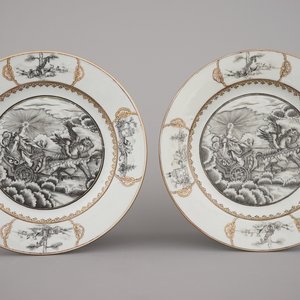 A pair of Chinese export porcelain grisaille and gilt plates with Aurora in her chariot, Qianlong, 18th C. — 照片 1