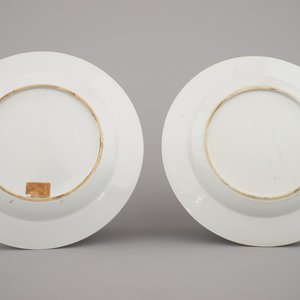 A pair of Chinese export porcelain grisaille and gilt plates with Aurora in her chariot, Qianlong, 18th C. — 照片 2