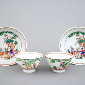 A pair of Chinese famile rose export porcelaine cup and saucers with cherry pickers, 18th C. — 照片 1