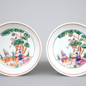 A pair of Chinese famile rose export porcelaine cup and saucers with cherry pickers, 18th C. — 照片 3