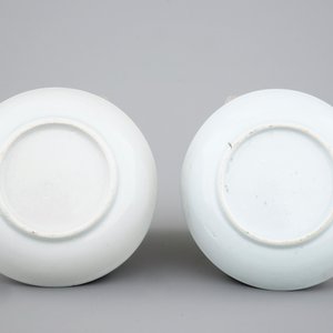 A pair of Chinese famile rose export porcelaine cup and saucers with cherry pickers, 18th C. — 照片 4