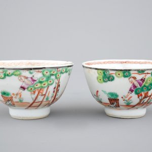 A pair of Chinese famile rose export porcelaine cup and saucers with cherry pickers, 18th C. — 照片 5