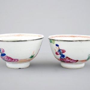 A pair of Chinese famile rose export porcelaine cup and saucers with cherry pickers, 18th C. — 照片 7