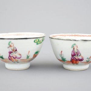 A pair of Chinese famile rose export porcelaine cup and saucers with cherry pickers, 18th C. — 照片 8