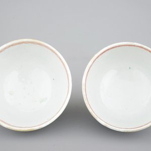 A pair of Chinese famile rose export porcelaine cup and saucers with cherry pickers, 18th C. — 照片 9
