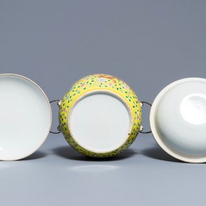 A pair of Chinese famille jaune tureens and covers with dragons and phoenixes, 19th C. — photo 9