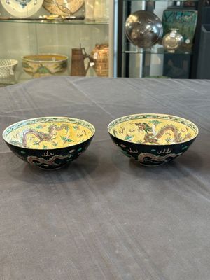 A pair of Chinese famille noire 'dragon' bowls, Wanli mark, 19th C. — photo 1