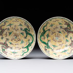 A pair of Chinese famille noire 'dragon' bowls, Wanli mark, 19th C. — photo 1