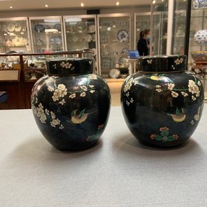 A pair of Chinese famille noire jars and covers, 19th C. — photo 13