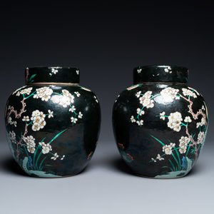 A pair of Chinese famille noire jars and covers, 19th C. — photo 2