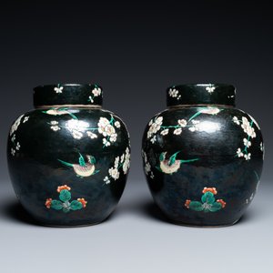 A pair of Chinese famille noire jars and covers, 19th C. — photo 3
