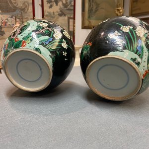A pair of Chinese famille noire jars and covers, 19th C. — photo 8
