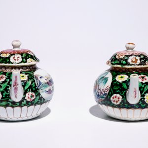 A pair of Chinese famille noire teapots on stand, Yongzheng — photo 5