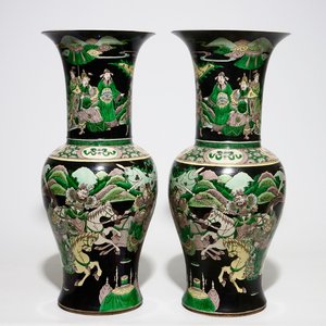 A pair of Chinese famille noire yenyen vases with warrior scenes, 19th C. — 照片 1