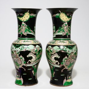 A pair of Chinese famille noire yenyen vases with warrior scenes, 19th C. — 照片 2