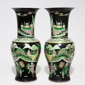 A pair of Chinese famille noire yenyen vases with warrior scenes, 19th C. — 照片 3