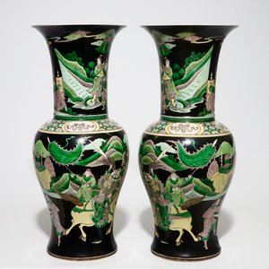 A pair of Chinese famille noire yenyen vases with warrior scenes, 19th C. — 照片 4