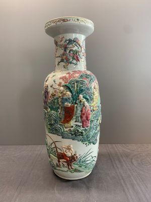 A pair of Chinese famille rose '18 Luohan' vases with relief design, 19th C. — photo 1