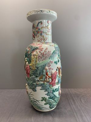 A pair of Chinese famille rose '18 Luohan' vases with relief design, 19th C. — photo 2