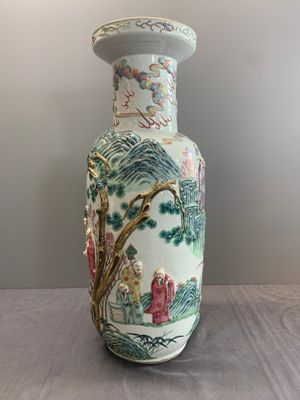 A pair of Chinese famille rose '18 Luohan' vases with relief design, 19th C. — photo 4