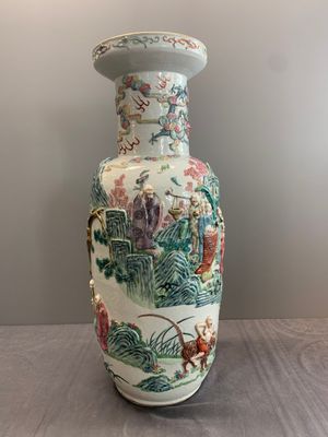 A pair of Chinese famille rose '18 Luohan' vases with relief design, 19th C. — photo 5