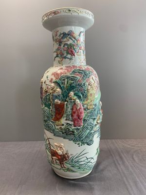 A pair of Chinese famille rose '18 Luohan' vases with relief design, 19th C. — photo 6