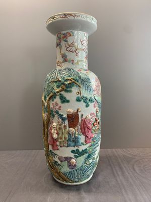 A pair of Chinese famille rose '18 Luohan' vases with relief design, 19th C. — photo 9