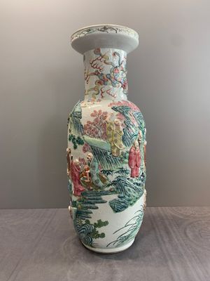 A pair of Chinese famille rose '18 Luohan' vases with relief design, 19th C. — photo 10