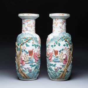 A pair of Chinese famille rose '18 Luohan' vases with relief design, 19th C. — photo 1
