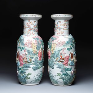 A pair of Chinese famille rose '18 Luohan' vases with relief design, 19th C. — photo 2