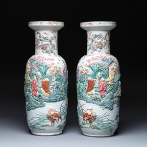 A pair of Chinese famille rose '18 Luohan' vases with relief design, 19th C. — photo 3