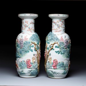 A pair of Chinese famille rose '18 Luohan' vases with relief design, 19th C. — photo 4