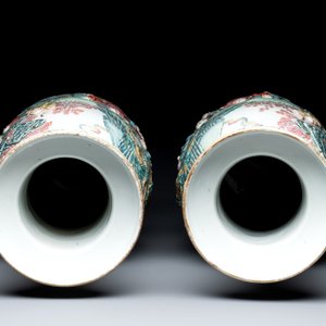 A pair of Chinese famille rose '18 Luohan' vases with relief design, 19th C. — photo 5