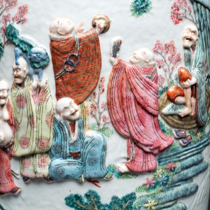 A pair of Chinese famille rose '18 Luohan' vases with relief design, 19th C. — photo 7