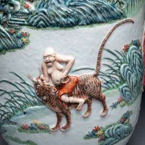 A pair of Chinese famille rose '18 Luohan' vases with relief design, 19th C. — photo 9