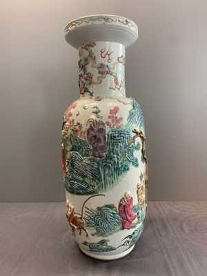 A pair of Chinese famille rose '18 luohan' vases with relief design, 19th C. — photo 12