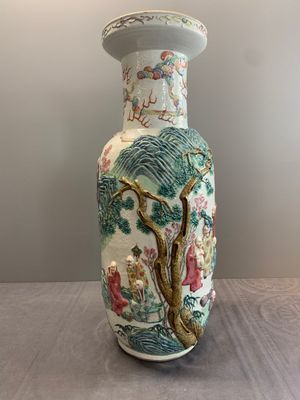 A pair of Chinese famille rose '18 luohan' vases with relief design, 19th C. — photo 13