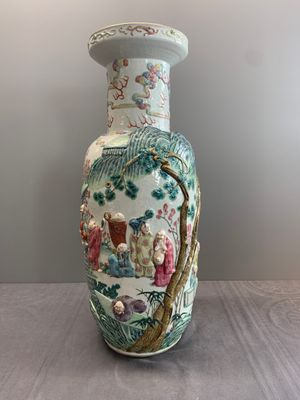 A pair of Chinese famille rose '18 luohan' vases with relief design, 19th C. — photo 3