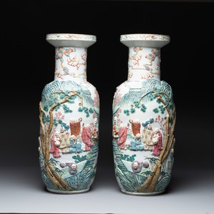A pair of Chinese famille rose '18 luohan' vases with relief design, 19th C. — photo 1