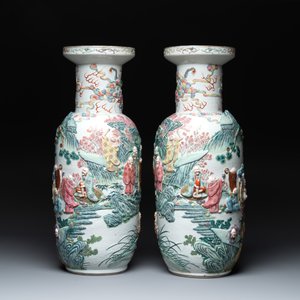 A pair of Chinese famille rose '18 luohan' vases with relief design, 19th C. — photo 2