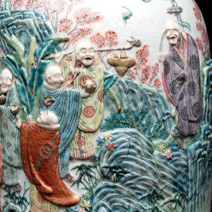 A pair of Chinese famille rose '18 luohan' vases with relief design, 19th C. — photo 8