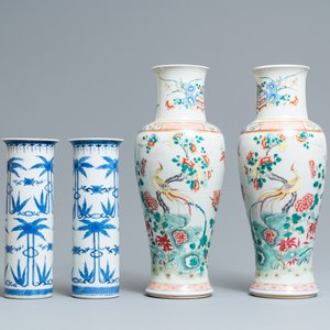 A pair of Chinese famille rose and a pair of blue and white vases, 19th C. — 照片 1
