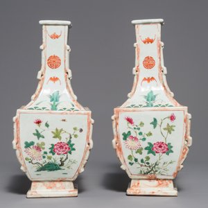 A pair of Chinese famille rose and faux marbre vases, Qianlong — photo 2