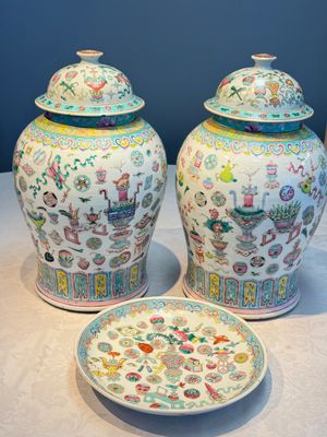 A pair of Chinese famille rose 'Antiquities' covered vases and a dish, 19th C. — foto 1