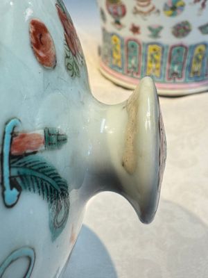 A pair of Chinese famille rose 'Antiquities' covered vases and a dish, 19th C. — foto 11