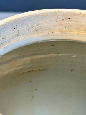 A pair of Chinese famille rose 'Antiquities' covered vases and a dish, 19th C. — foto 16